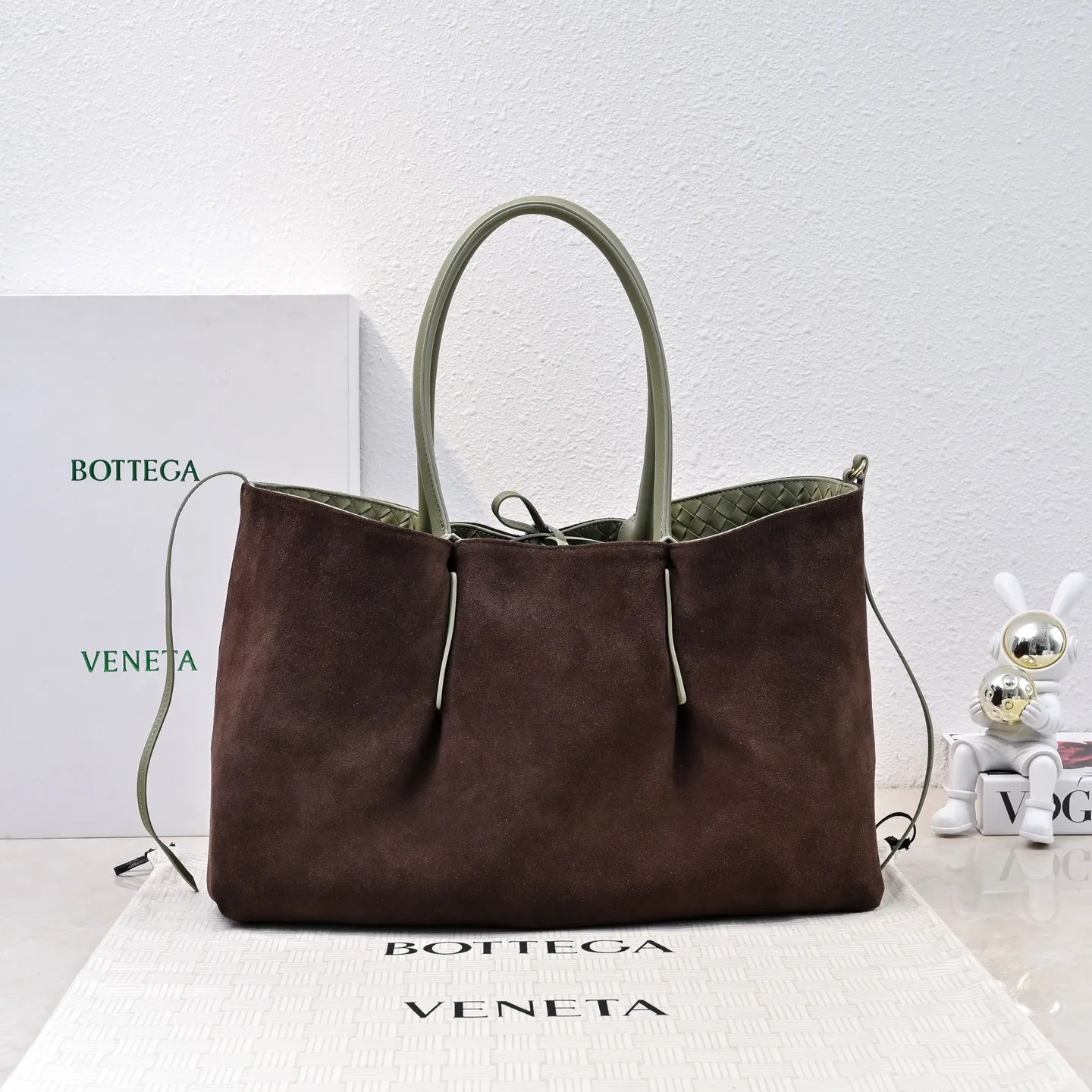 Batch 2360 Bv 2025 early spring series Pinacoteca medium tote handbag. The front is made of classic Intreccia woven cow leather. It is low-key and luxurious. The flip side is made of warm suede. It instantly switches to a lazy and casual style. It has a large internal capacity. It is no pressure to carry a computer for commuting. It is also thoughtfully matched with a small detachable bag. It is full of security. The woven texture is so delicate that you can't put it down. The highlight is that it is super versatile. Come and get your new bag😝 Model: 7166 Size: 23*43*14.5cm